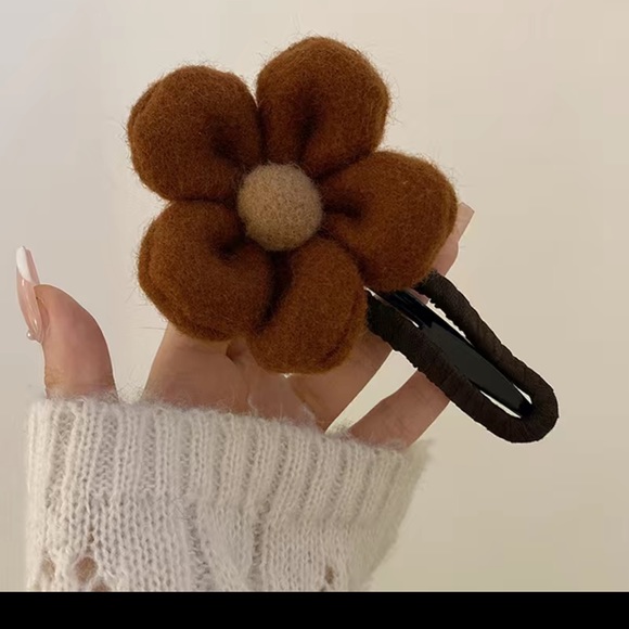 New Women’s plush Flower Hair Claw Clip Pin Floral Hair Accessories in 6 Color - Picture 14 of 16